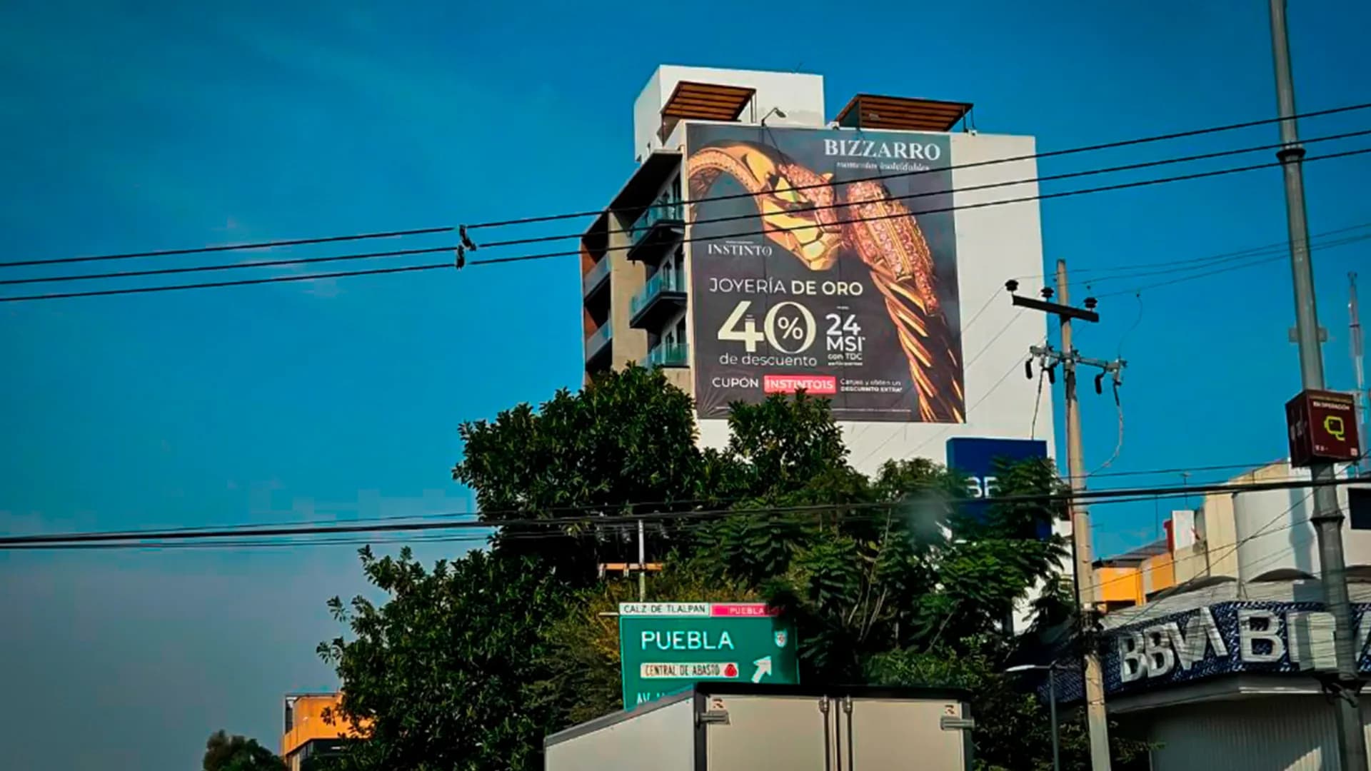 Muro publicitario en edificio