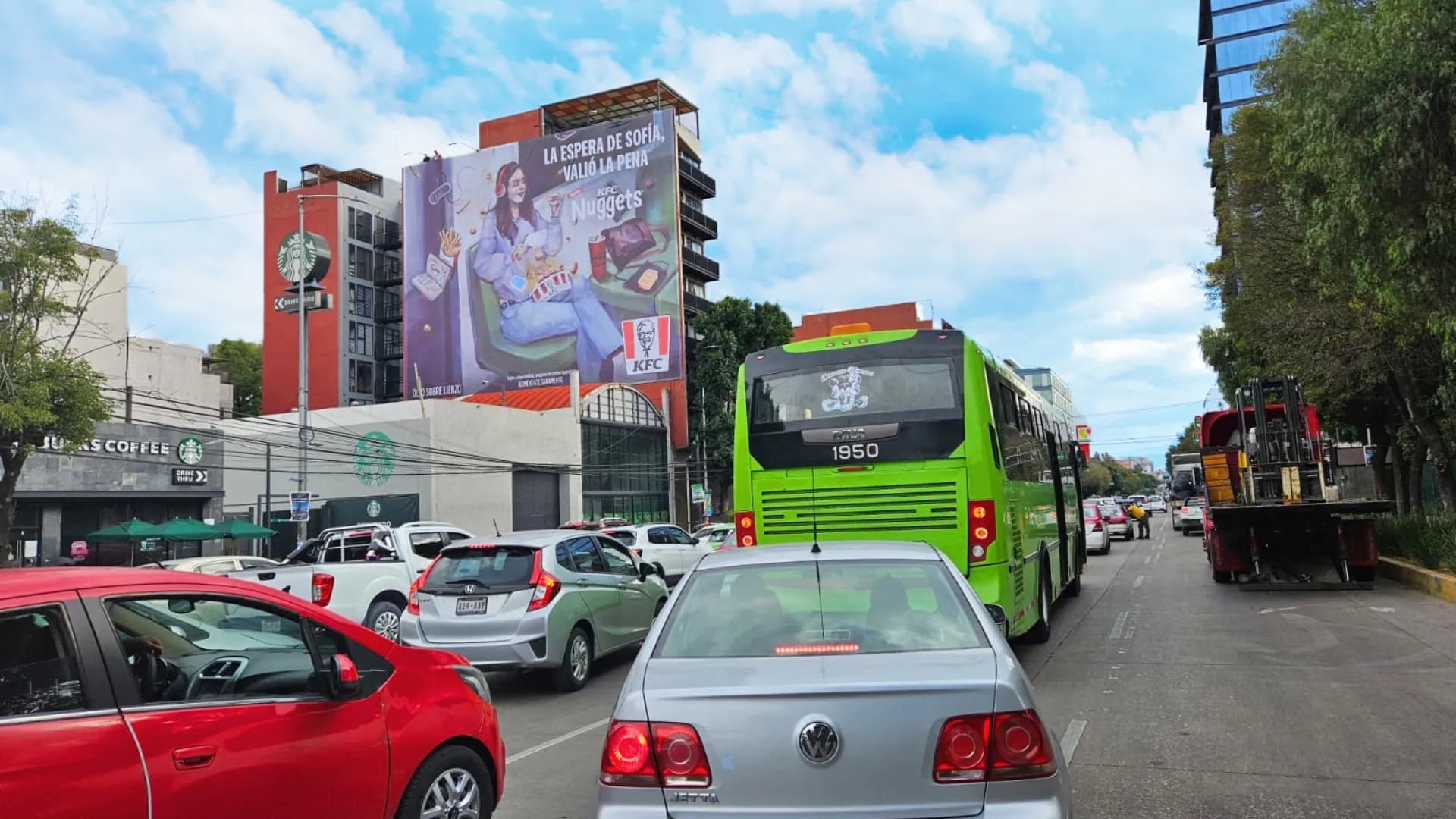Muro publicitario en avenida